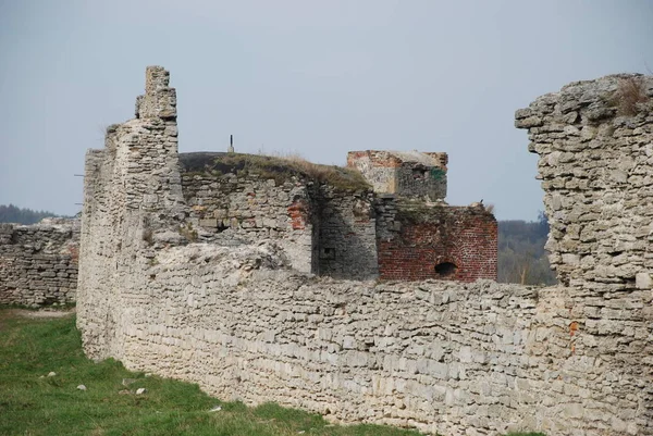 Оборонні стіни замкового пагорба — стокове фото