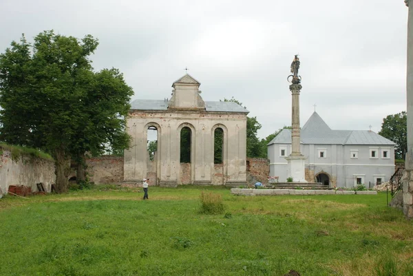 Il cortile del monastero di Pidkamin — Foto Stock