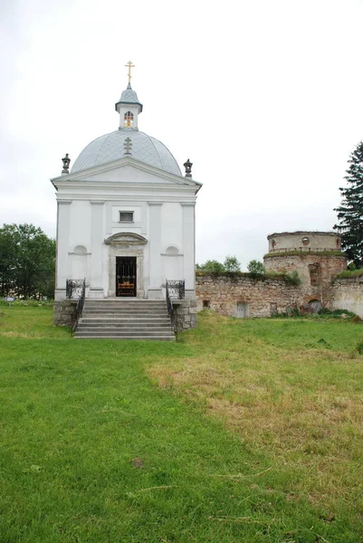 У дворі монастиря в Підкамінь — стокове фото