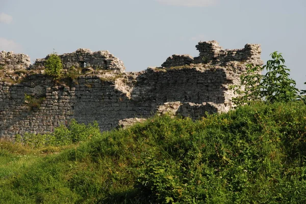As paredes defensivas da colina do castelo — Fotografia de Stock