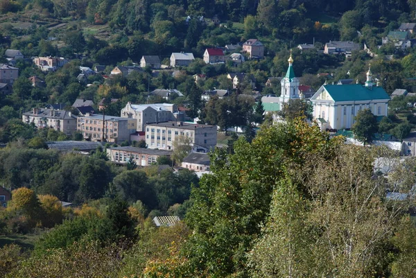 Staden i berg och skog — Stockfoto