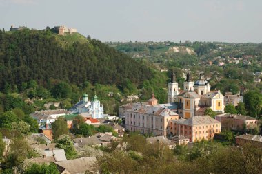 Dağlardaki eski kasaba.
