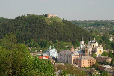 Dağlardaki eski kasaba.