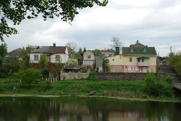 Domy nad rzeką — Zdjęcie stockowe