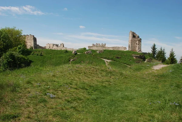 Defensive walls and entry tower Castle Hill — Stock Photo, Image