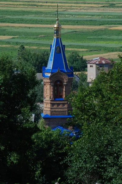 Дзвіниця церкви Svyatopokrovskoyi — стокове фото