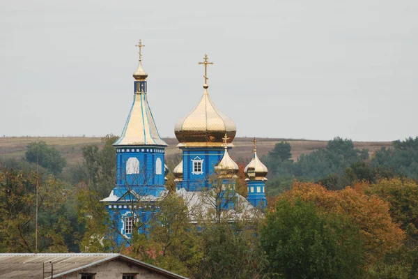 Goldkreuze und Kuppeln der Himmelfahrtskirche — Stockfoto