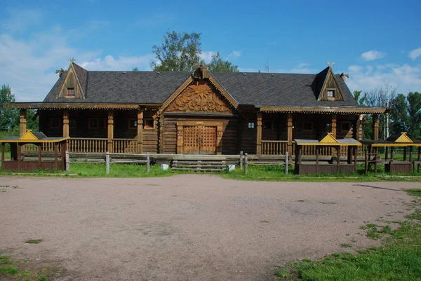 Lade souvenir handelsmarkt in Peterhof — Stockfoto