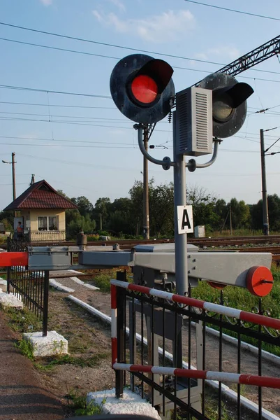 Semáforo na travessia ferroviária — Fotografia de Stock