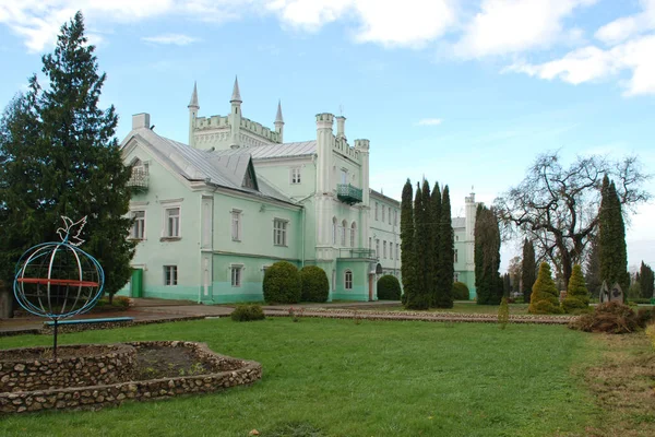 Voronov gróf palotája a park — Stock Fotó