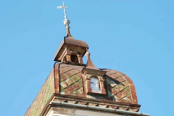 Het dak van een oud flatgebouw — Stockfoto