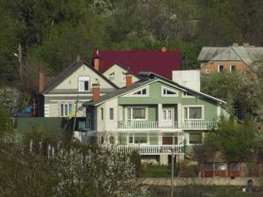 Küçük bir kasabanın kenar mahallelerinin genel manzarası