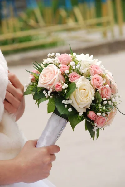 Un bouquet di rose rosse e bianche — Foto Stock