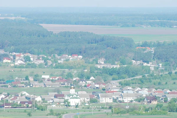 Vista geral dos arredores de uma pequena cidade — Fotografia de Stock