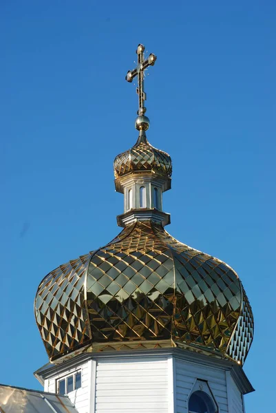 Goldene Kuppel und Kreuz der orthodoxen Kirche — Stockfoto