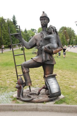 İtfaiyeciler için Rivne şehrindeki itfaiyecilerin 150. yıldönümü anıtı