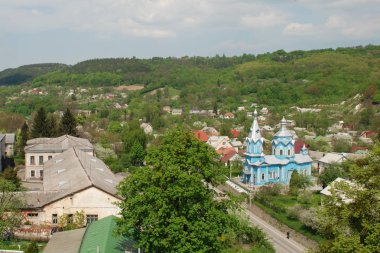 Küçük bir kasabanın kenar mahallelerinin genel manzarası