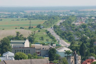 Küçük bir kasabanın kenar mahallelerinin genel manzarası