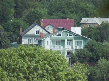 Küçük bir kasabanın kenar mahallelerinin genel manzarası