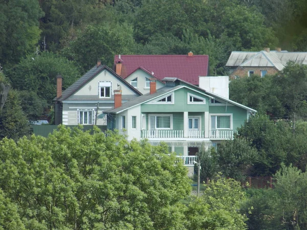 Küçük bir kasabanın kenar mahallelerinin genel manzarası