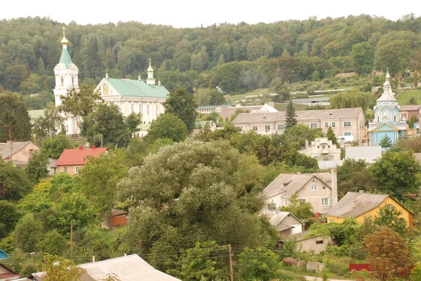 Die Stadt in den Bergen und Wäldern — Stockfoto