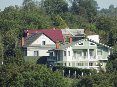 Küçük bir kasabanın kenar mahallelerinin genel manzarası