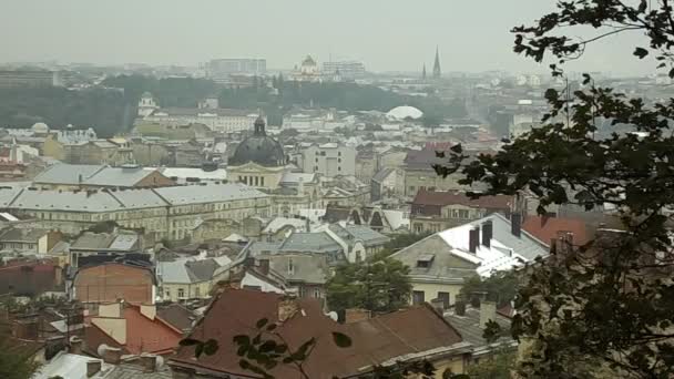 Överblick över staden från tornet av kyrkan av heliga Olga och Elizabeth — Stockvideo