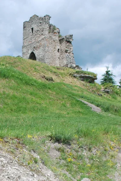 Les vestiges de l'entrée de l'ancienne tour du château — Photo