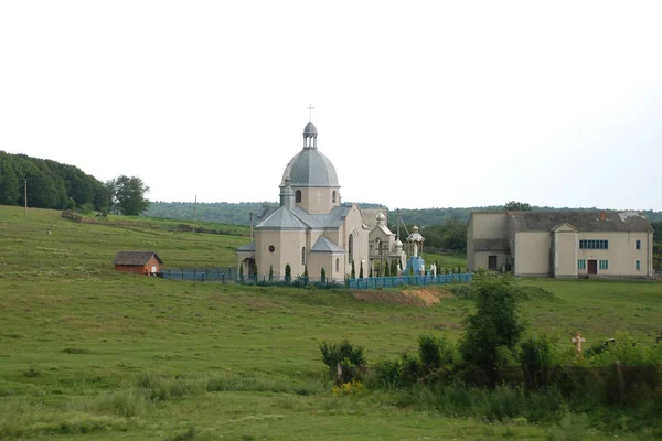 Iglesia en medio del campo — Foto de Stock