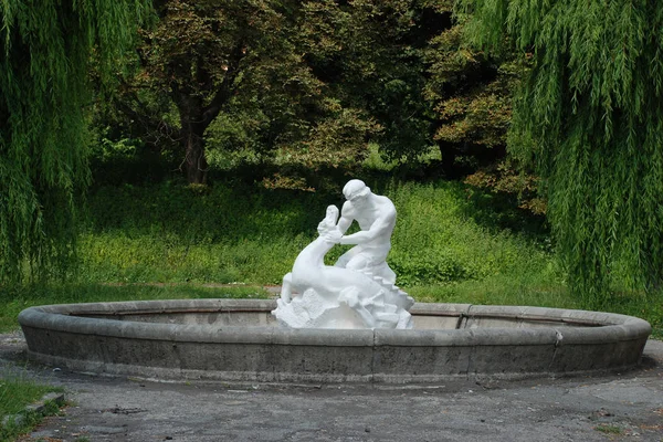 Fuente "Sansón mata al dragón " —  Fotos de Stock