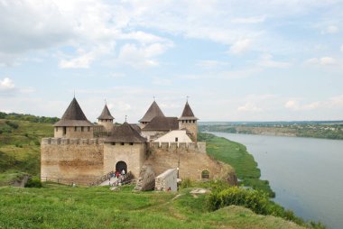 Khotyn 'deki şatonun kuleleri ve duvarları
