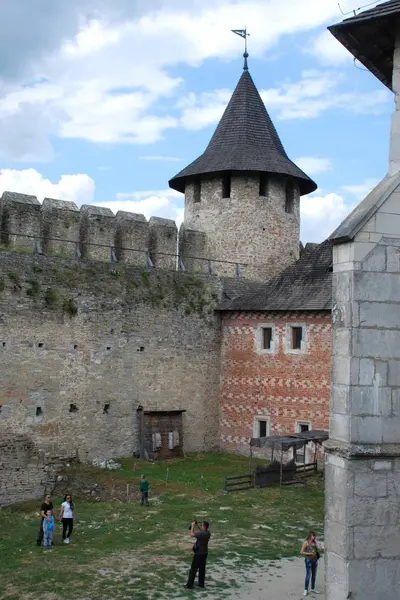 Türme und Mauern der Burg in Khotyn — Stockfoto