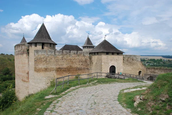 Khotyn 'deki şatonun kuleleri ve duvarları
