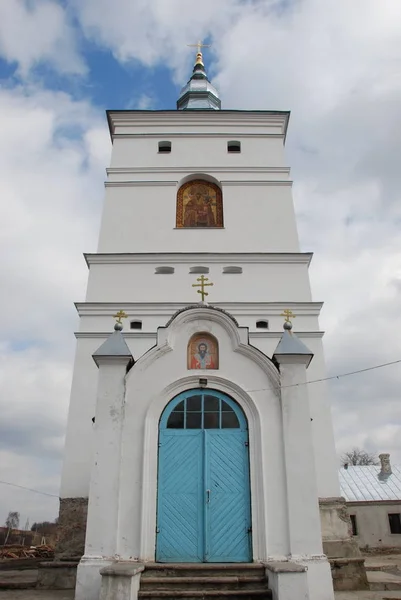 O portão de entrada do mosteiro de São João Misericordioso (1625 ). — Fotografia de Stock