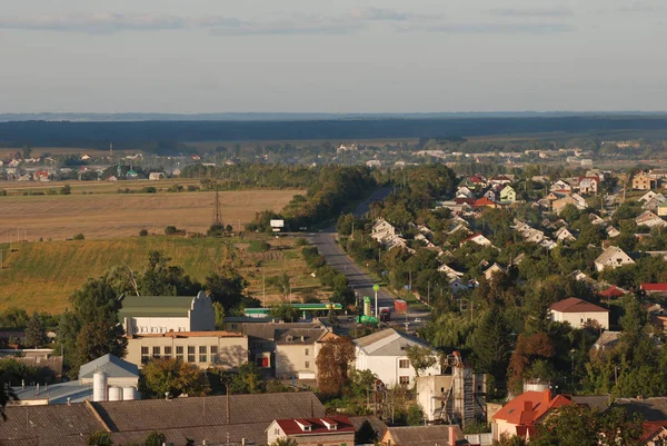 Allgemeiner Blick auf den Stadtrand einer Kleinstadt — Stockfoto