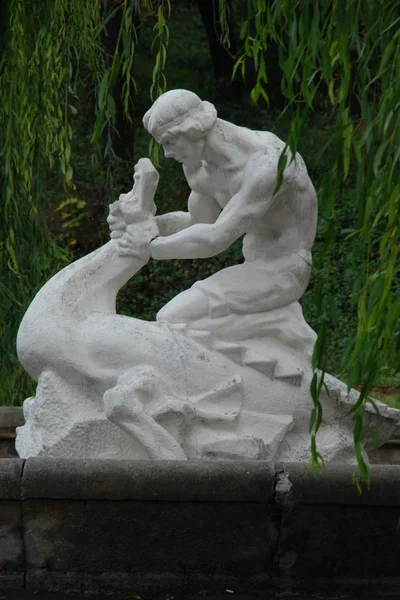 Fountain "Samson kills the dragon" — Stock Photo, Image