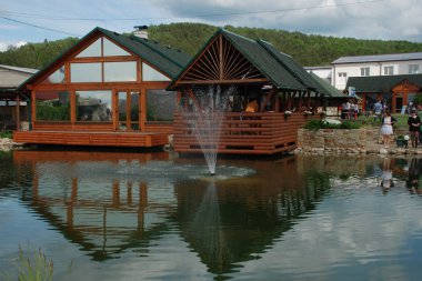 Göl üzerinde ahşap gazebos