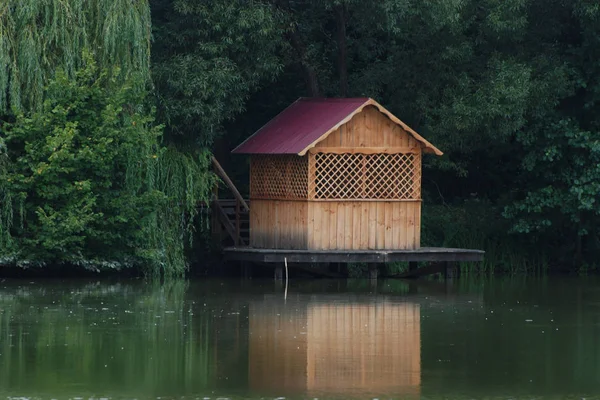 Bir orman göl kıyısında ahşap çardak