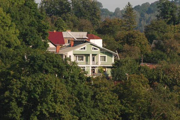 Küçük bir kasabanın kenar mahallelerinin genel manzarası