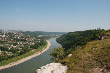 Küçük bir kasabanın kenar mahallelerinin genel manzarası