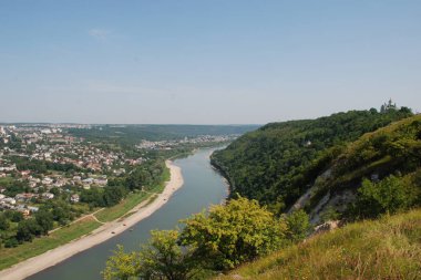 Küçük bir kasabanın kenar mahallelerinin genel manzarası