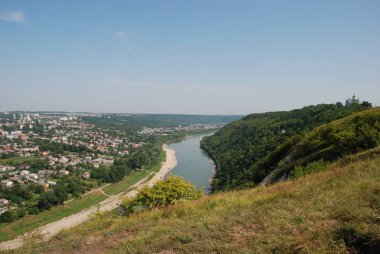 Küçük bir kasabanın kenar mahallelerinin genel manzarası