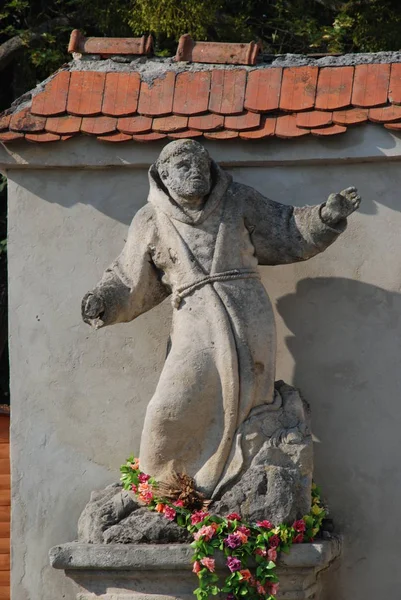 Oleska のカプチン会の修道院の近くの記念碑の彫刻 — ストック写真