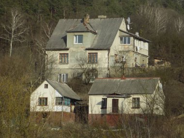 Küçük bir kasabanın kenar mahallelerinin genel manzarası