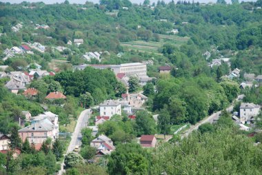 Küçük bir kasabanın kenar mahallelerinin genel manzarası