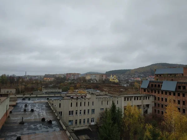 Der Blick Aus Dem Fenster Auf Die Stadt — Stockfoto