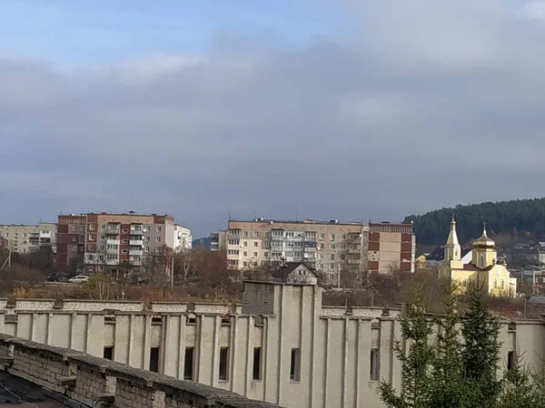 Het Uitzicht Vanuit Het Raam Naar Stad — Stockfoto