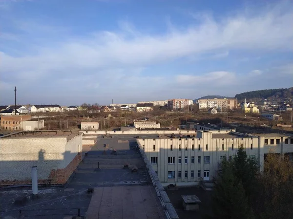 从窗户到城市的风景 — 图库照片