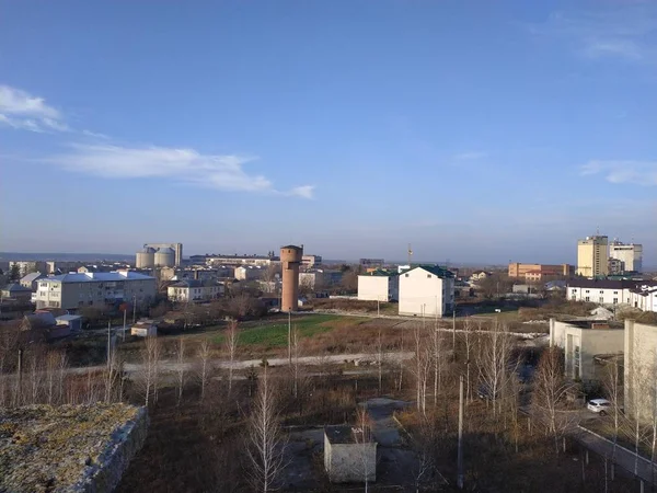 从窗户到城市的风景 — 图库照片