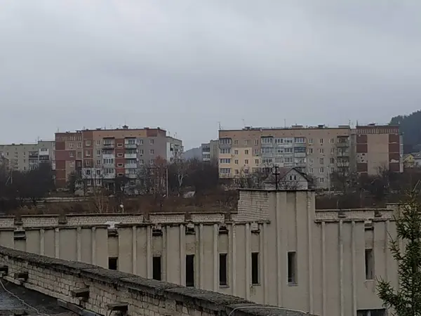 从窗户到城市的风景 — 图库照片